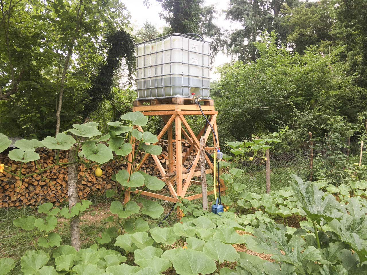 Image de tour à eau et cuve IBC