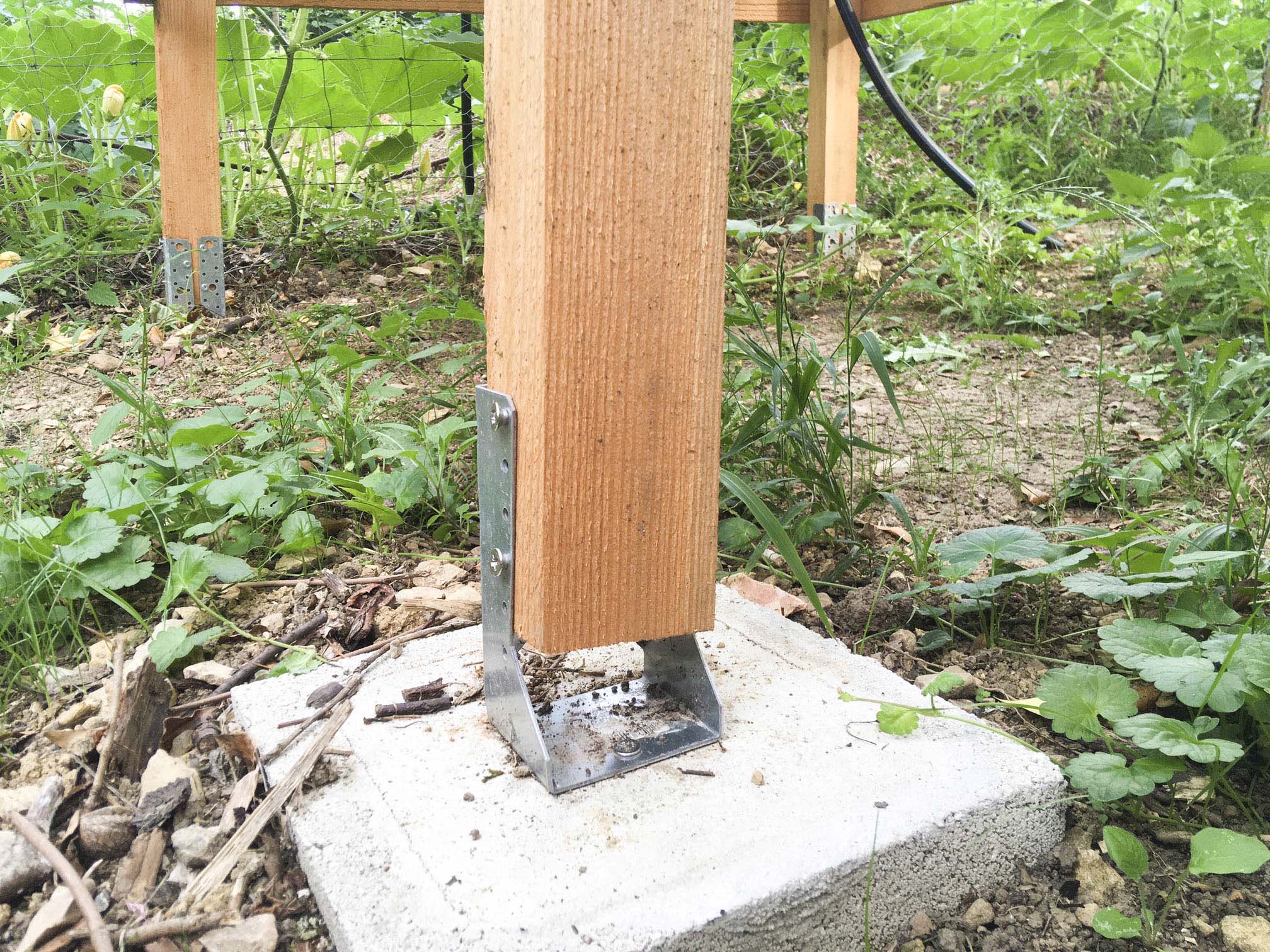 Image de platine en acier pour poteau en bois